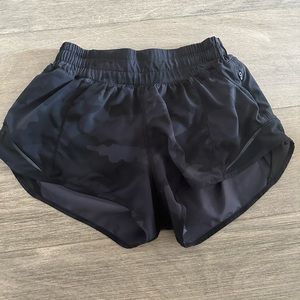 Lululemon Hotty Hot 2.5 inch camo shorts